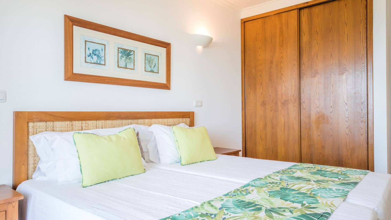 rooms-1l--1bedroom-apartment-side-sea-view