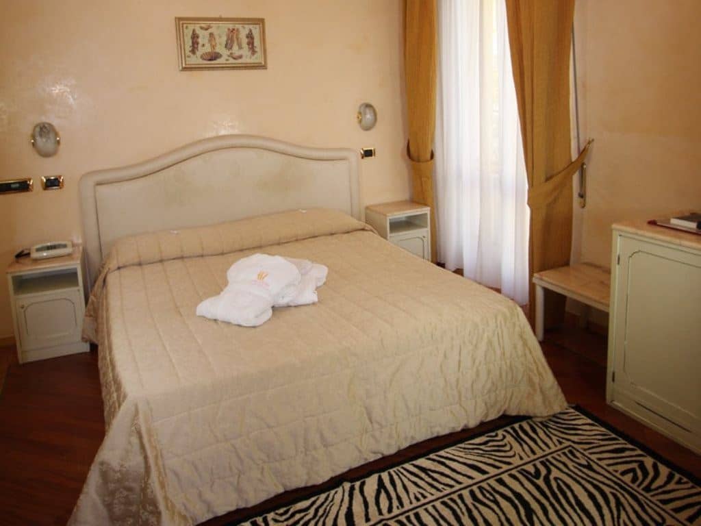 rooms-ambassador-room