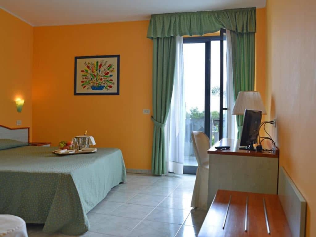 rooms-classic-room-garden-view-with-balcony-or-terrace