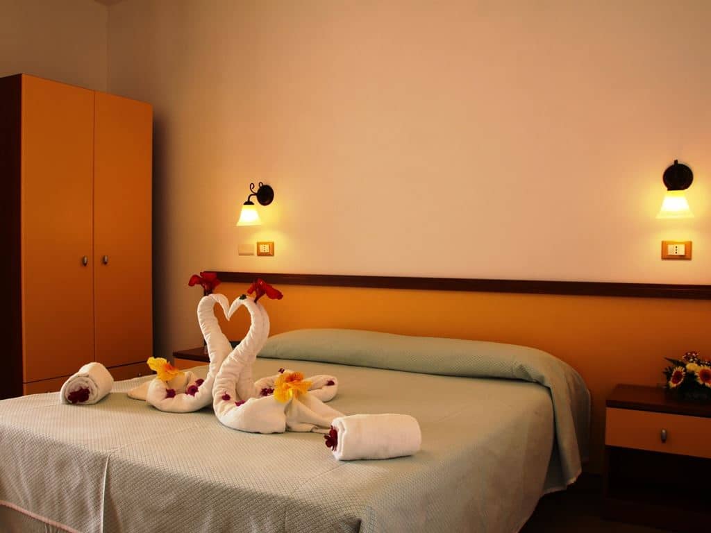 rooms-single-room-lateral-sea-view