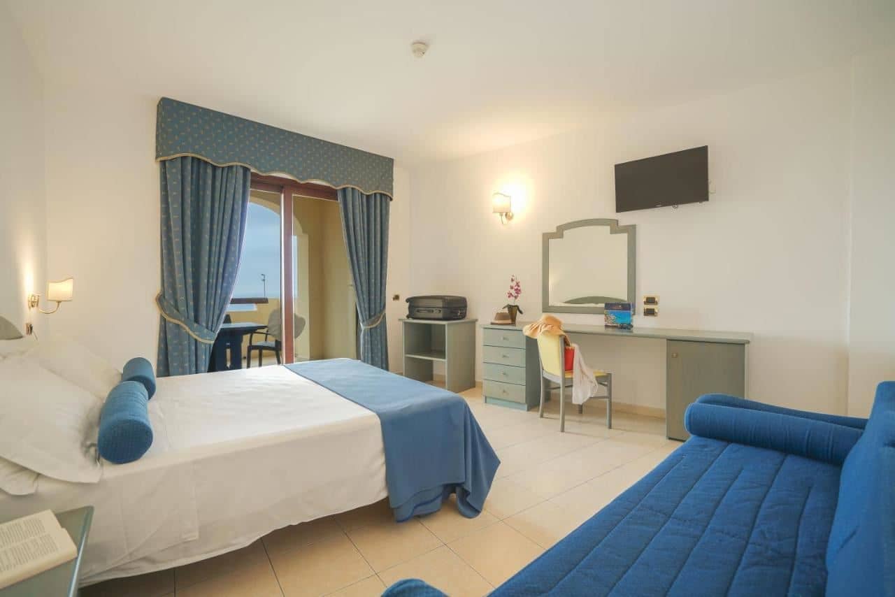rooms-family-room-sea-view