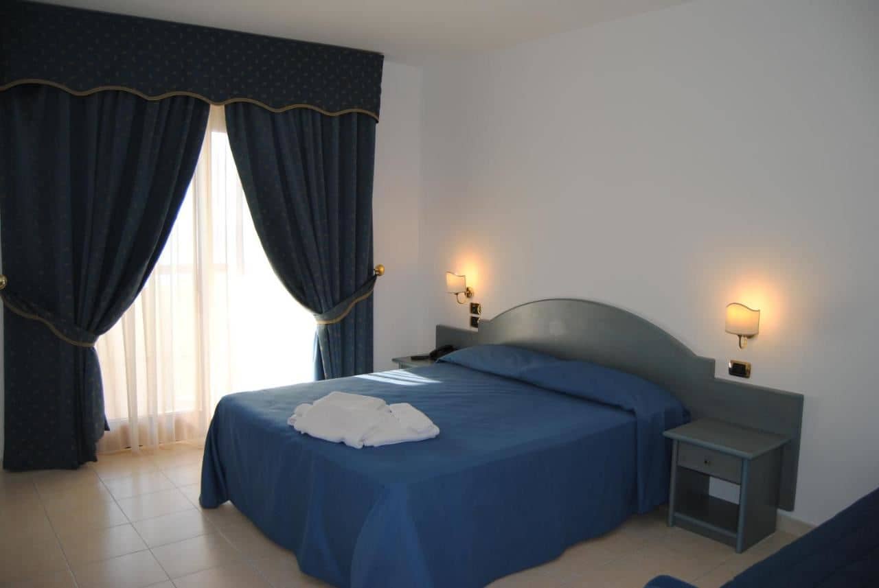 rooms-single-room-sea-view