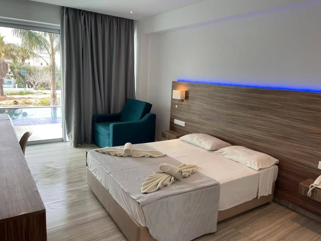 rooms-swim-up-room