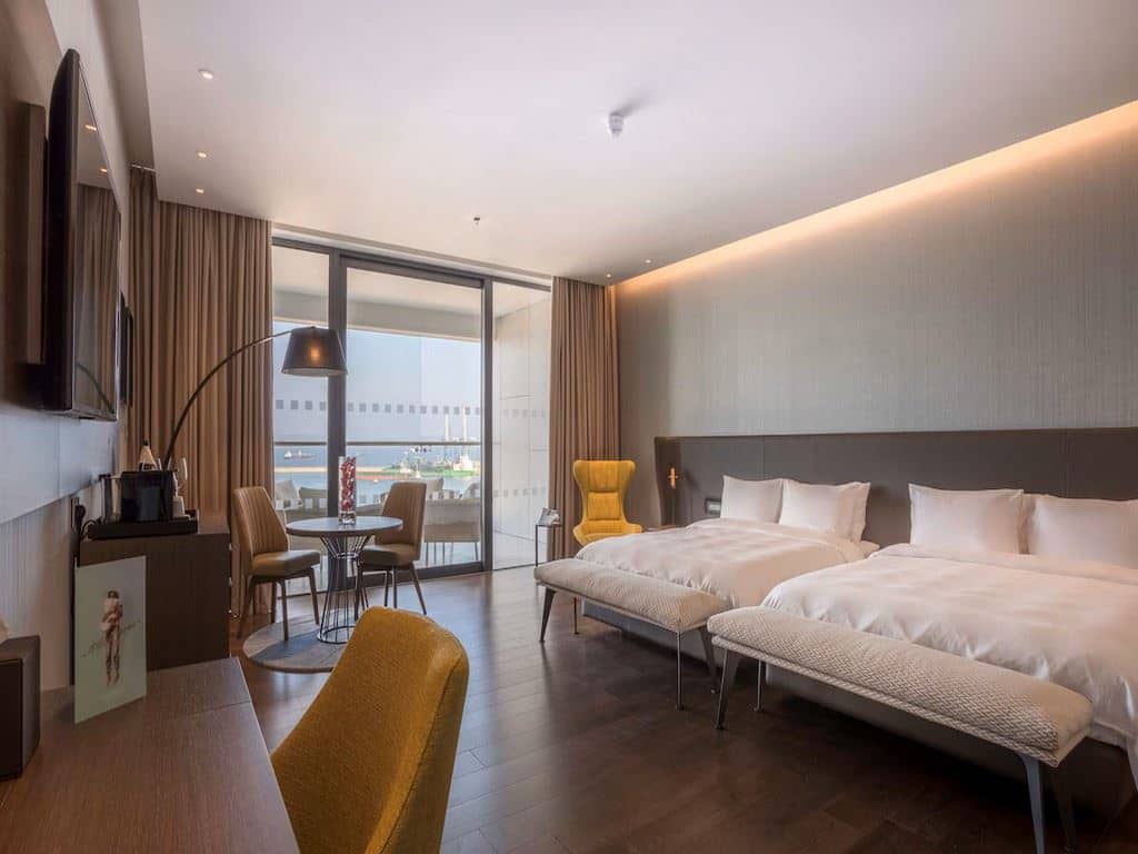 rooms-superior-familyroom-seaview-balcony-or-terrace