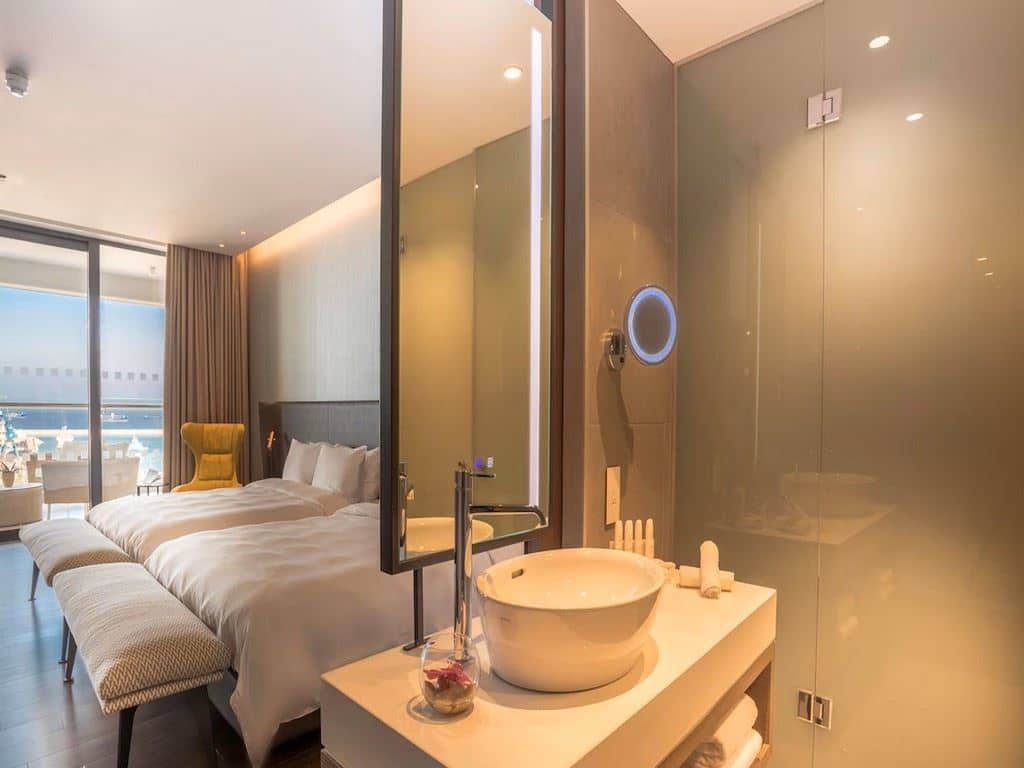 rooms-superior-familyroom-seaview-balcony-or-terrace