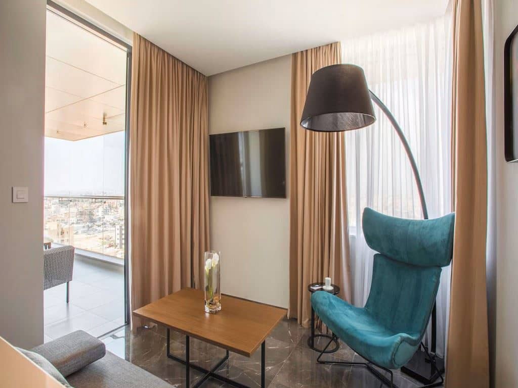 rooms-superior-room-cityview-balcony