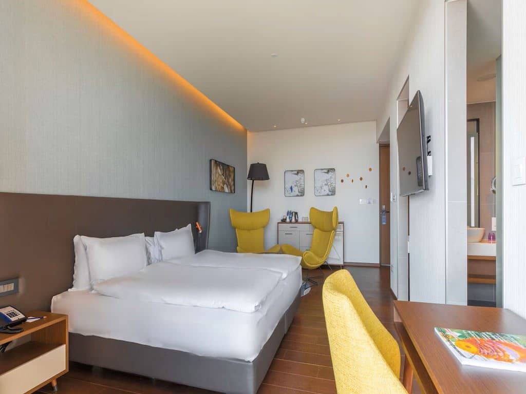 rooms-superior-room-cityview-balcony