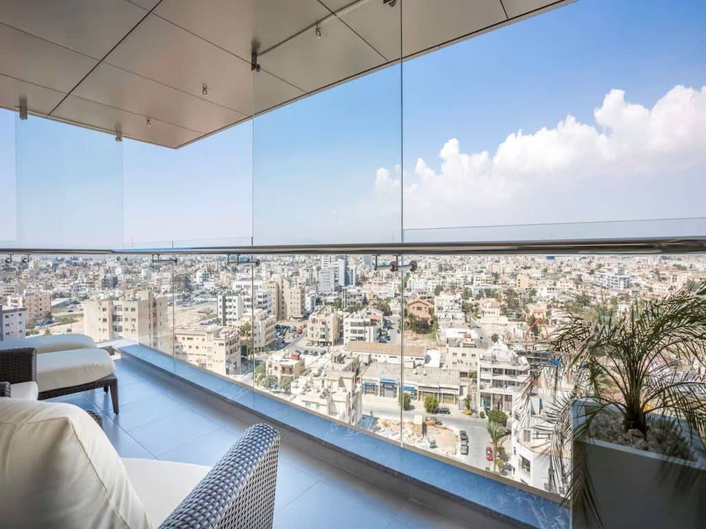 rooms-singleuse-superior-room-cityview-balcony