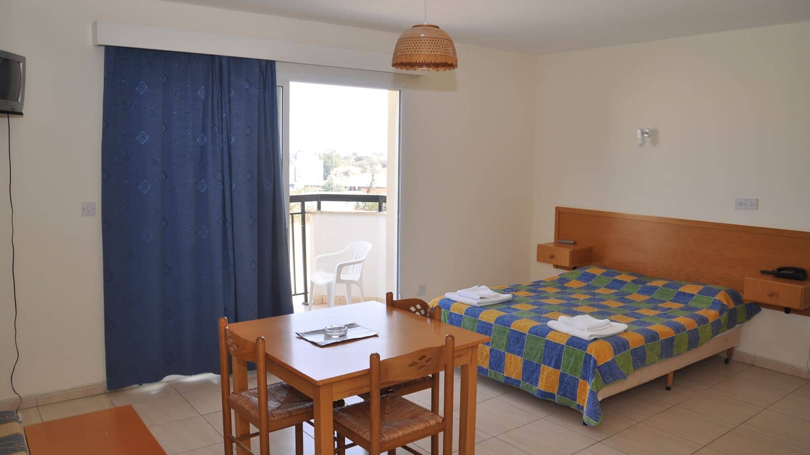 rooms-standard-studio-pool-view-balcony