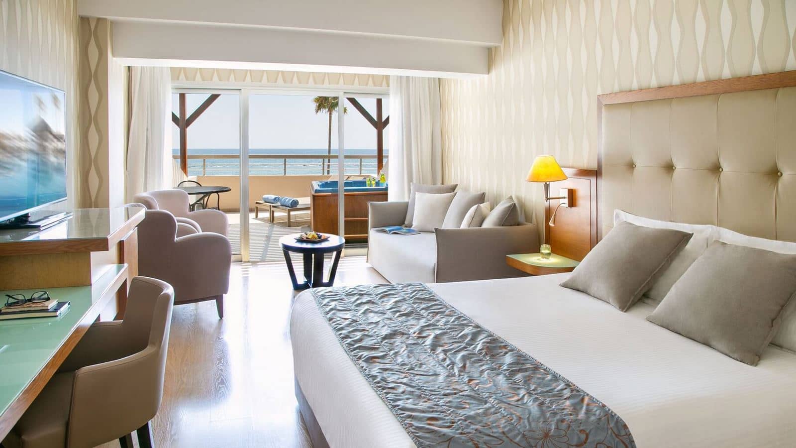 rooms-deluxe-suite-seaview-private-jacuzzi-terrace