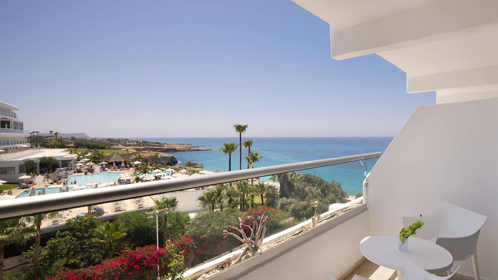 rooms-standard-room-lateralseaview-balcony