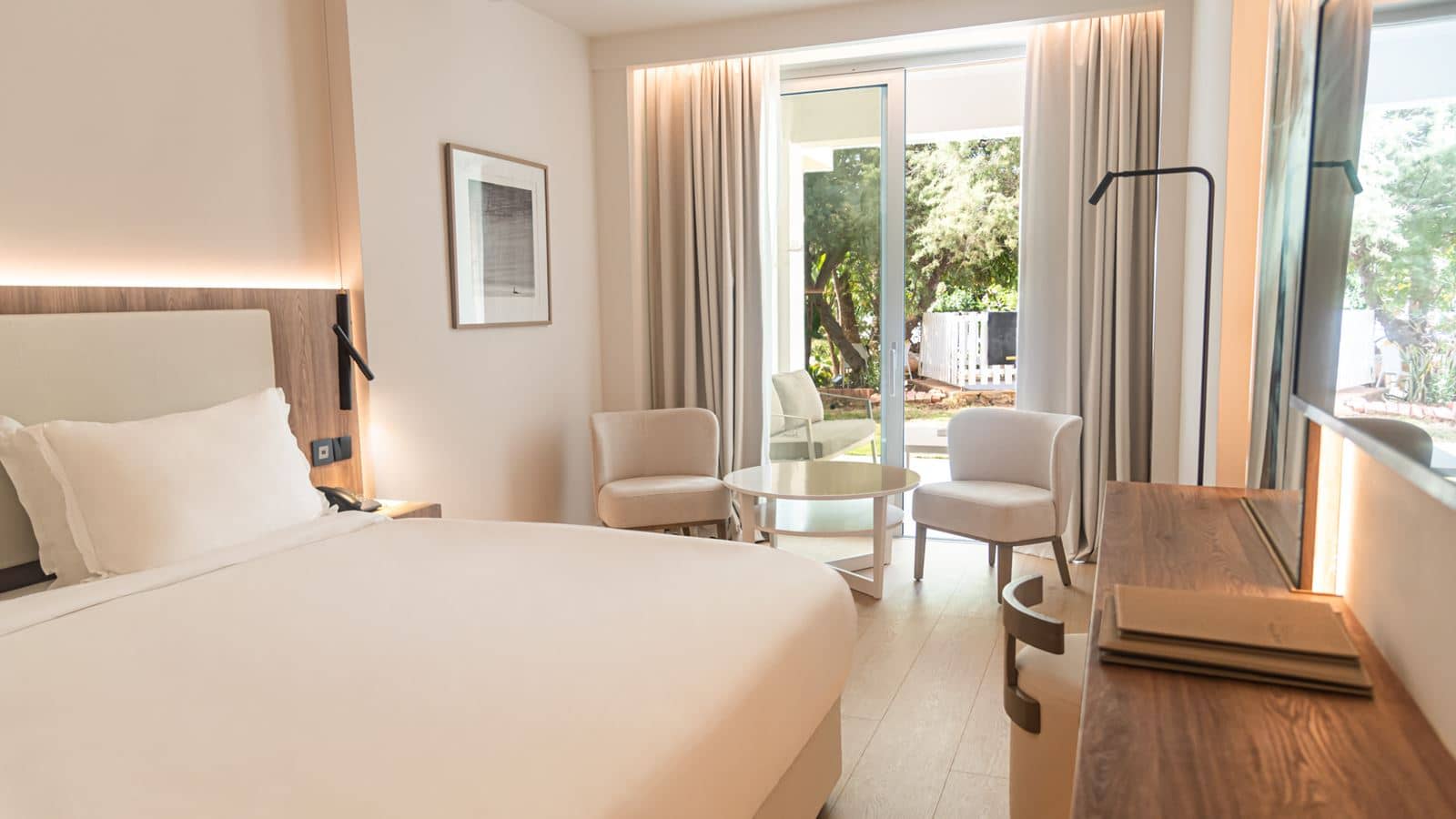 rooms-superior-room-gardenview-balcony