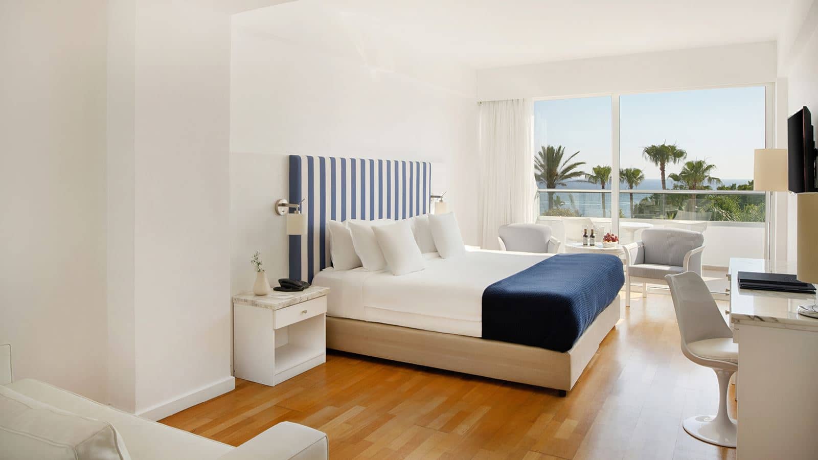 rooms-executive-studio-seaview-balcony