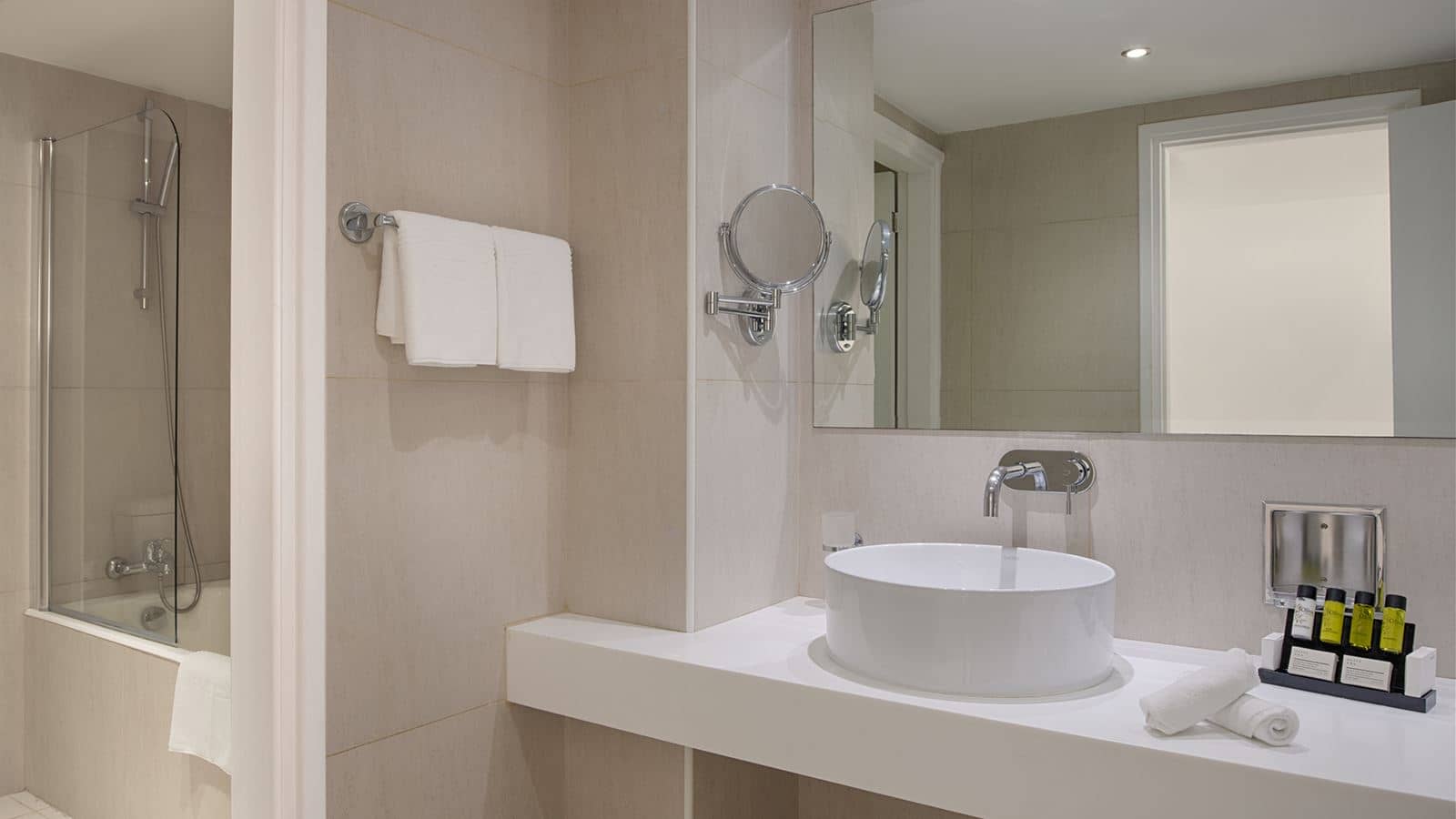 rooms-executive-studio-seaview-balcony