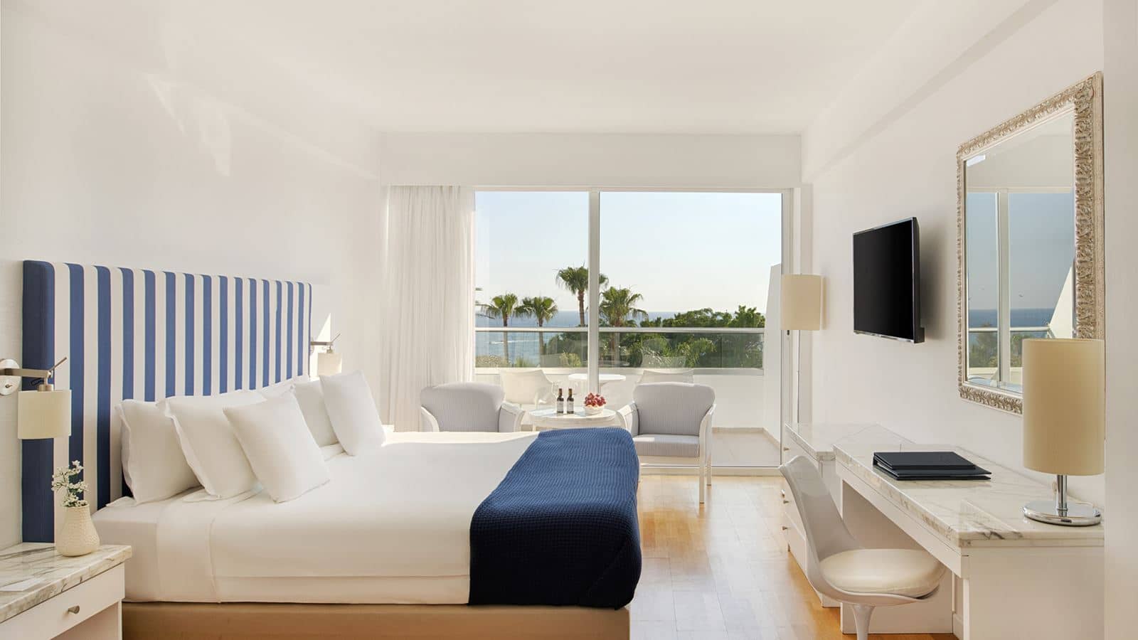 rooms-executive-studio-seaview-balcony