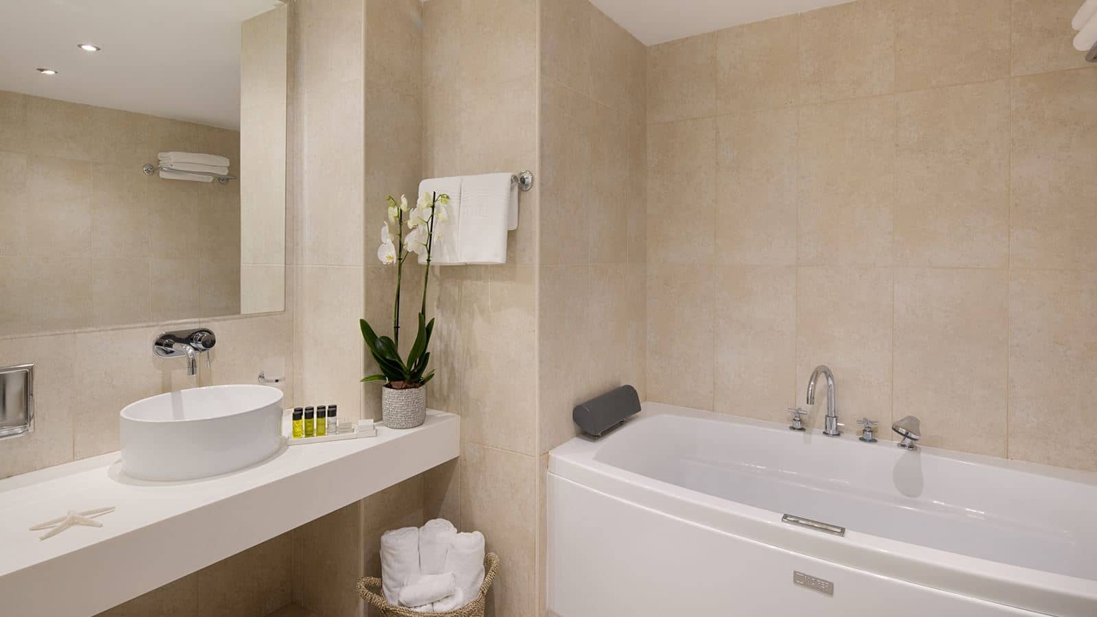 rooms-executive-suite-seaview-balcony