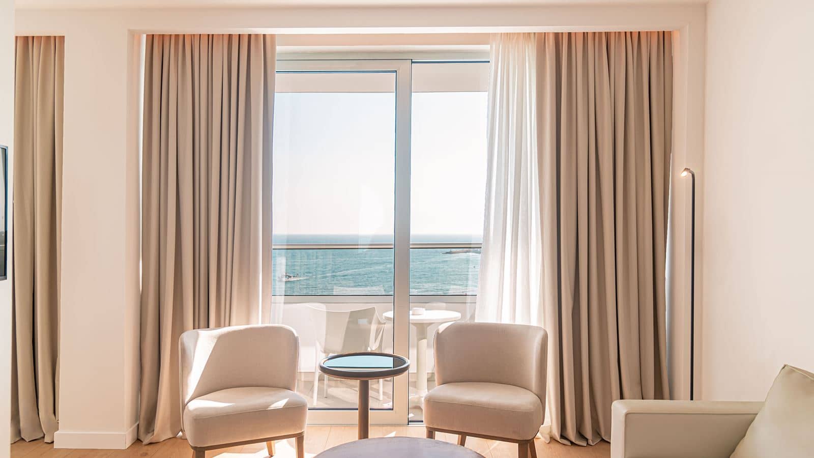 rooms-superior-suite-seaview-balcony