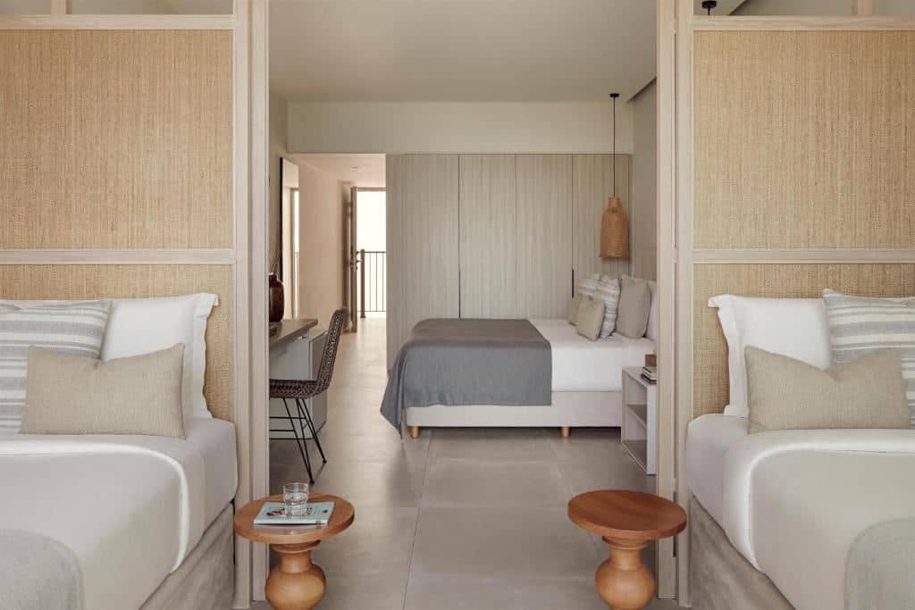rooms-family-room-sea-view--sliding-door