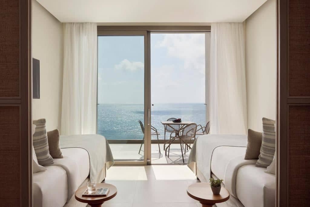 rooms-family-room-sea-view--sliding-door