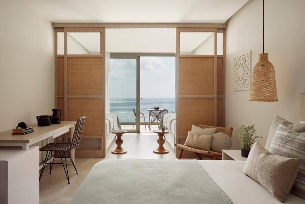 rooms-family-room-sea-view--sliding-door