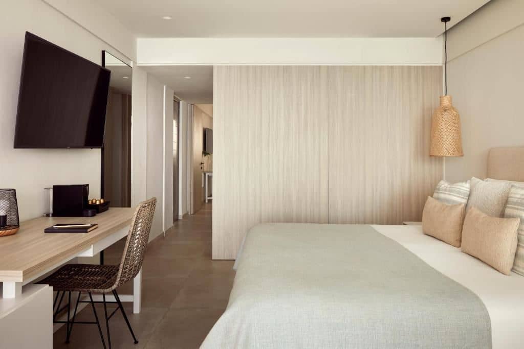 rooms-1-bedroom-sea-view-balcony