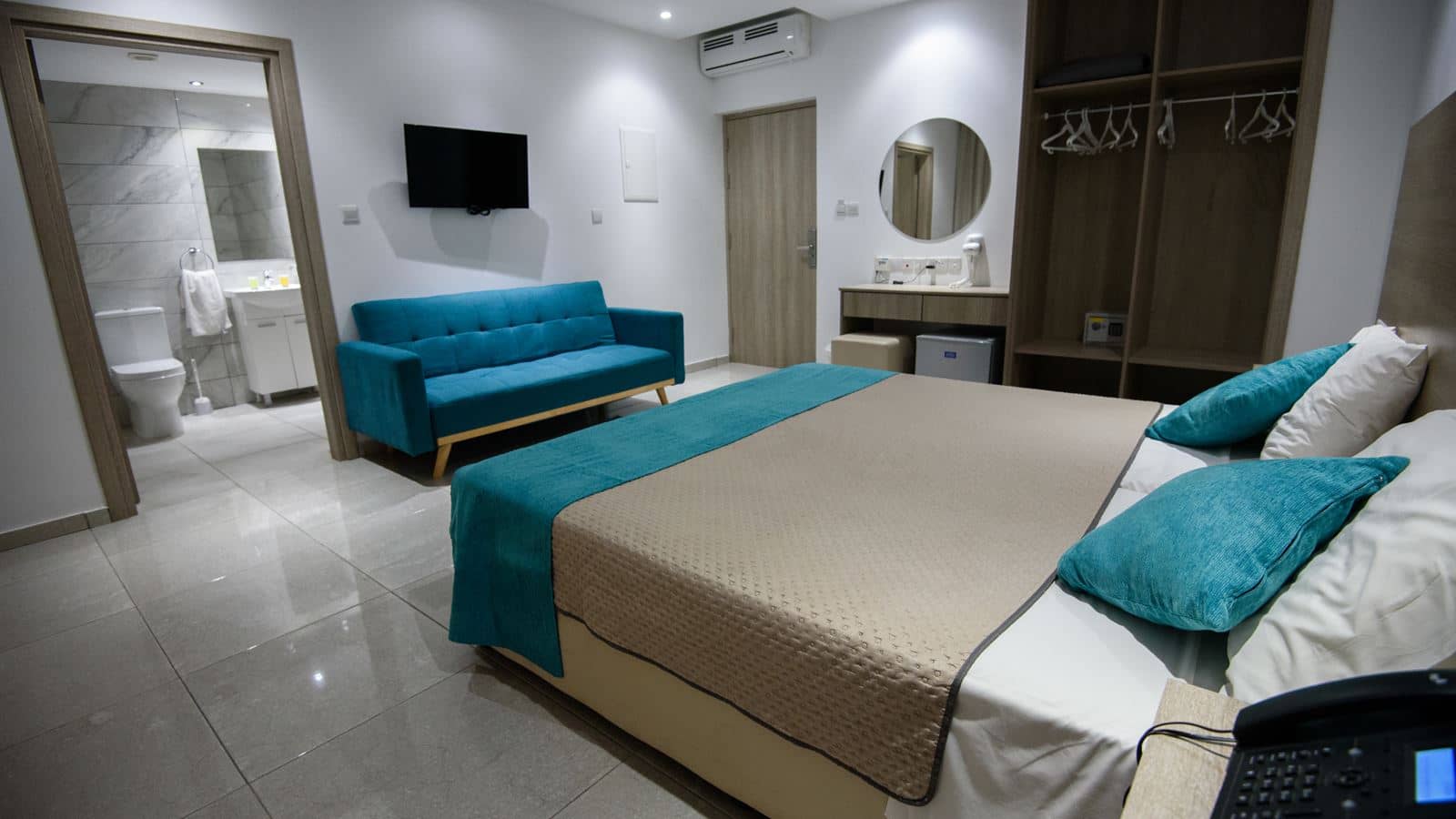 rooms-standard-room-poolview-balcony