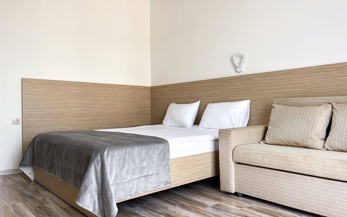 rooms-корпус-андорра-стандарт-с-раскладным-двуспальным-диваном