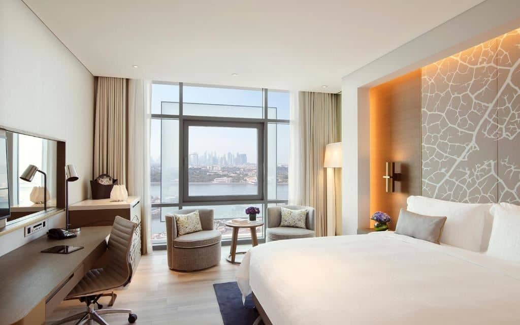 rooms-room-w-lounge-access