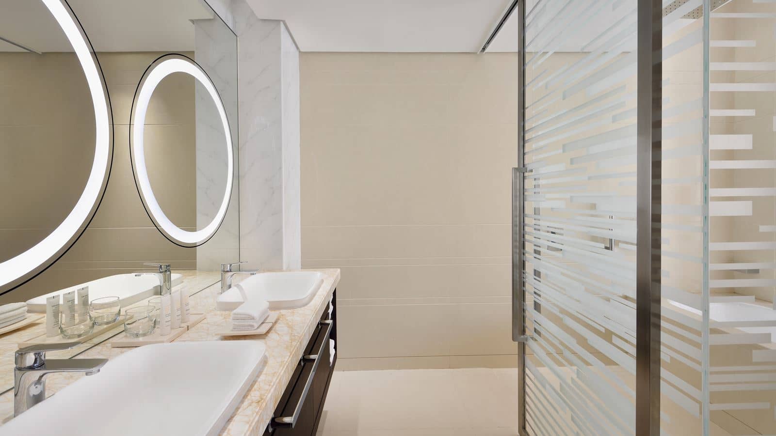 rooms-1-bedroom-suite-marina-view-wo-club-access-king