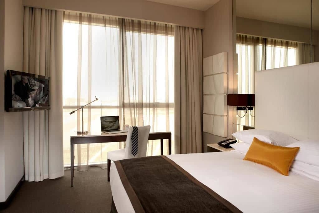 rooms-one-bedroom-suite-with-kitchenette