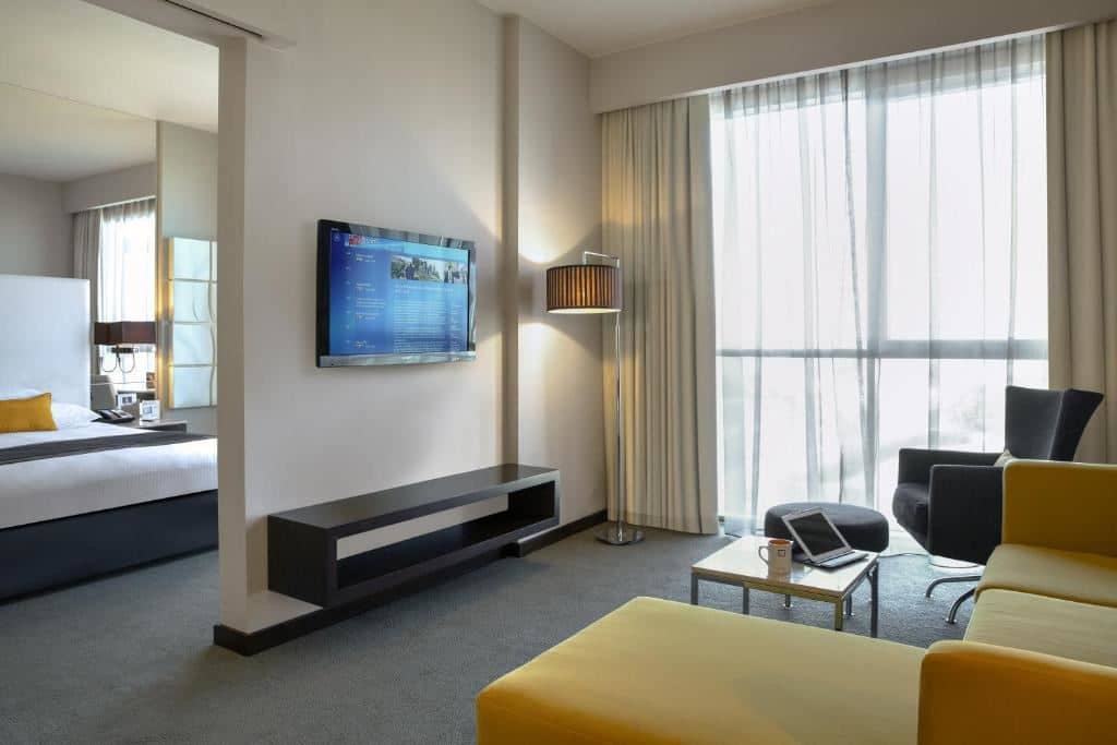 rooms-one-bedroom-suite-with-kitchenette
