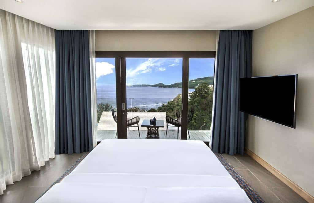rooms-king-bed-hilltop-ocean-view-suite