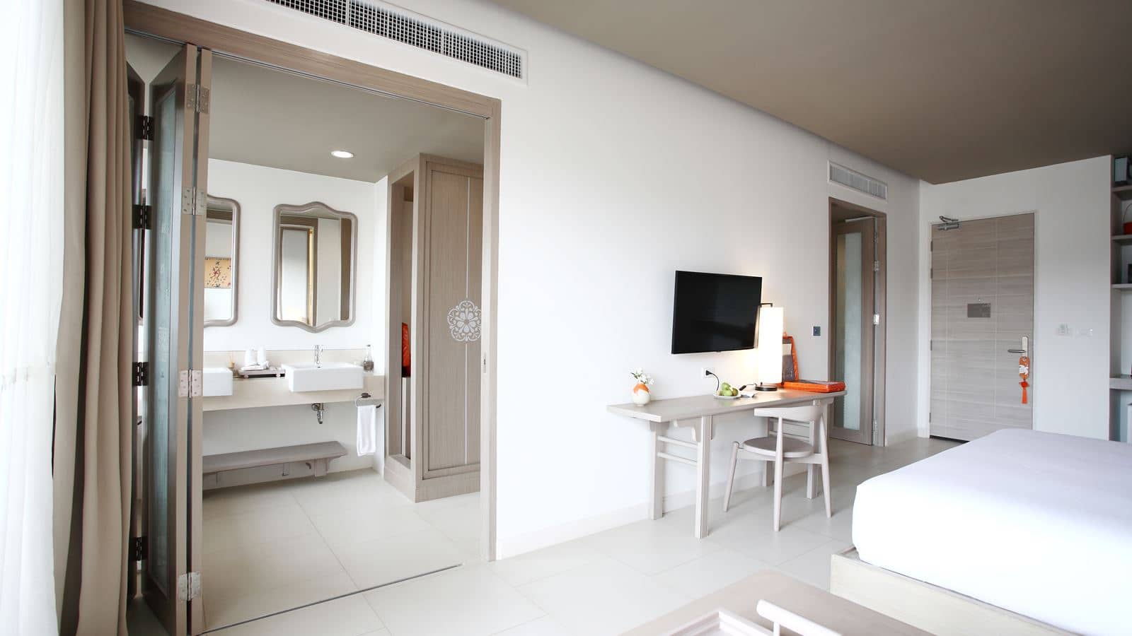 rooms-deluxe-pool-view