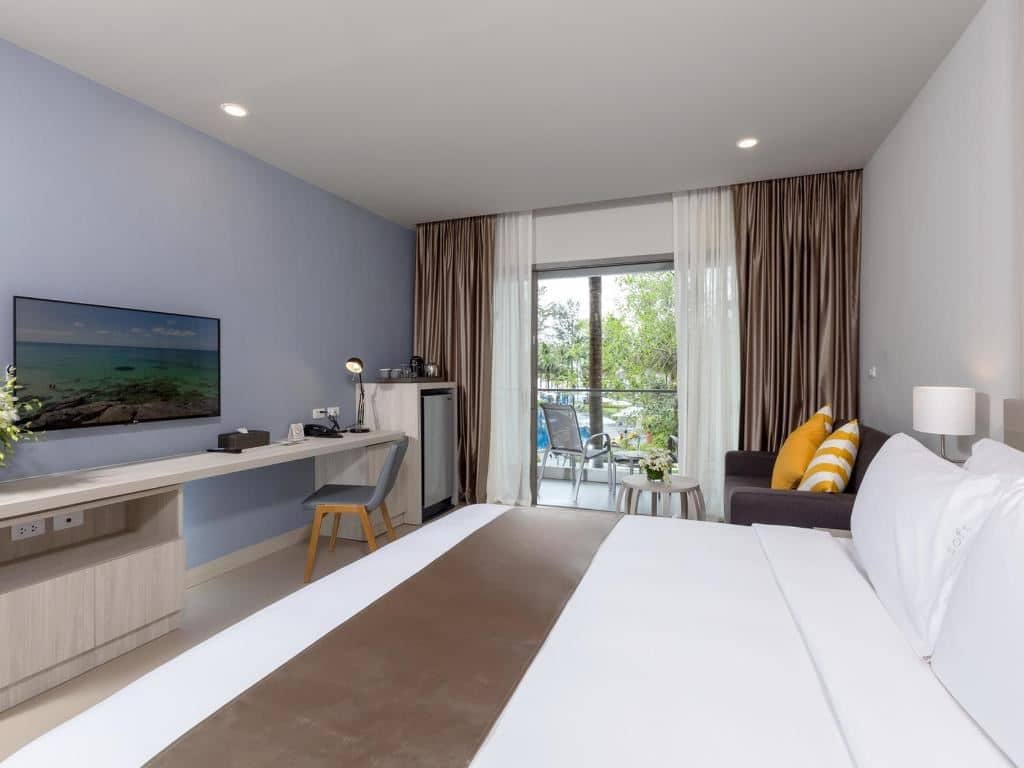 rooms-deluxe-pool-view-beach-wing