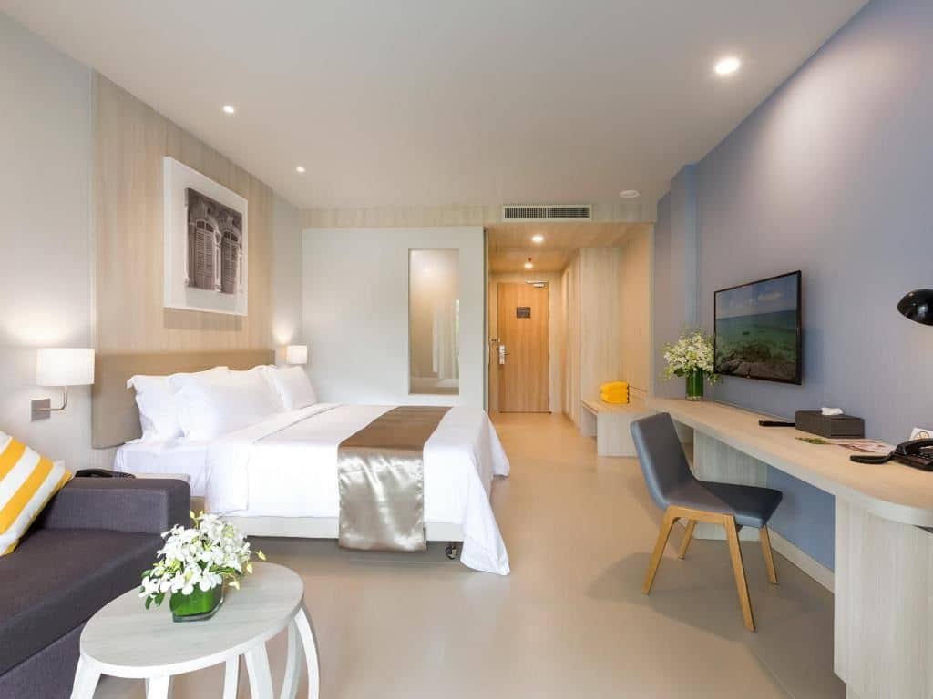 rooms-deluxe-pool-view-beach-wing