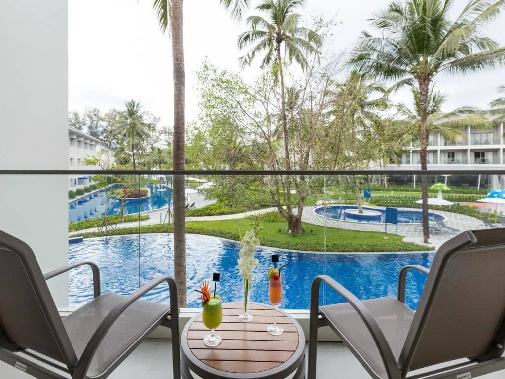 rooms-deluxe-pool-view-beach-wing