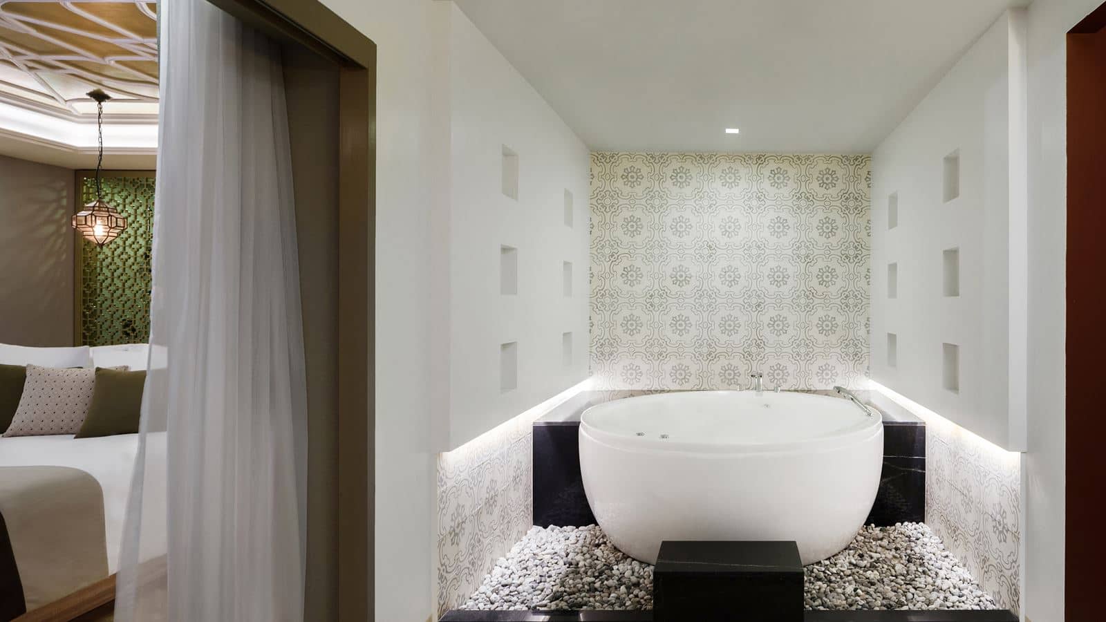 rooms-deluxe-suite-with-whirlpool-bath-mountain-view