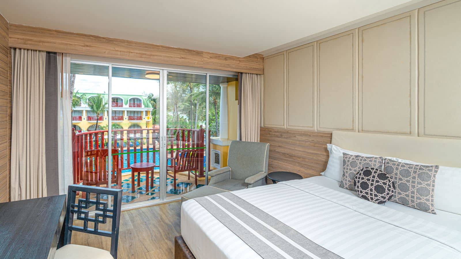 rooms-deluxe-pool-view