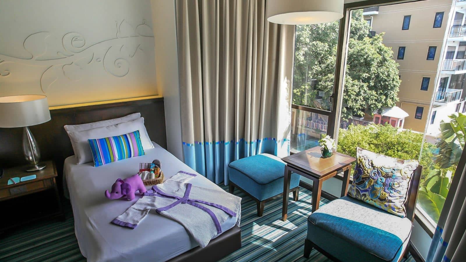 rooms-deluxe-pool-view