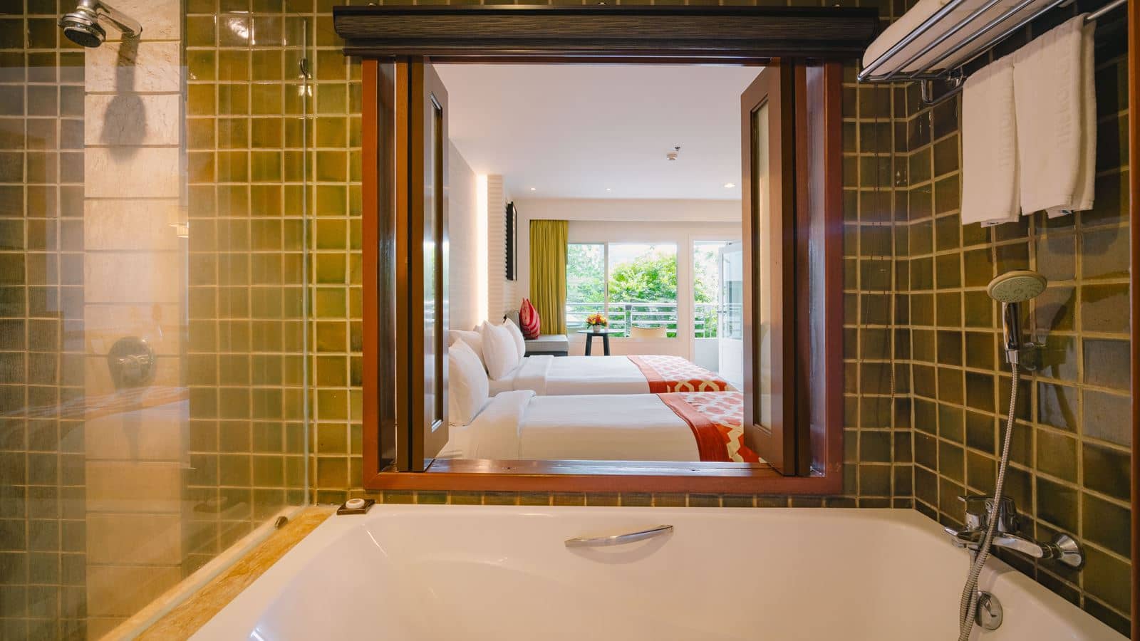 rooms-premier-deluxe-triple-royal-wing-1-queen-1-single
