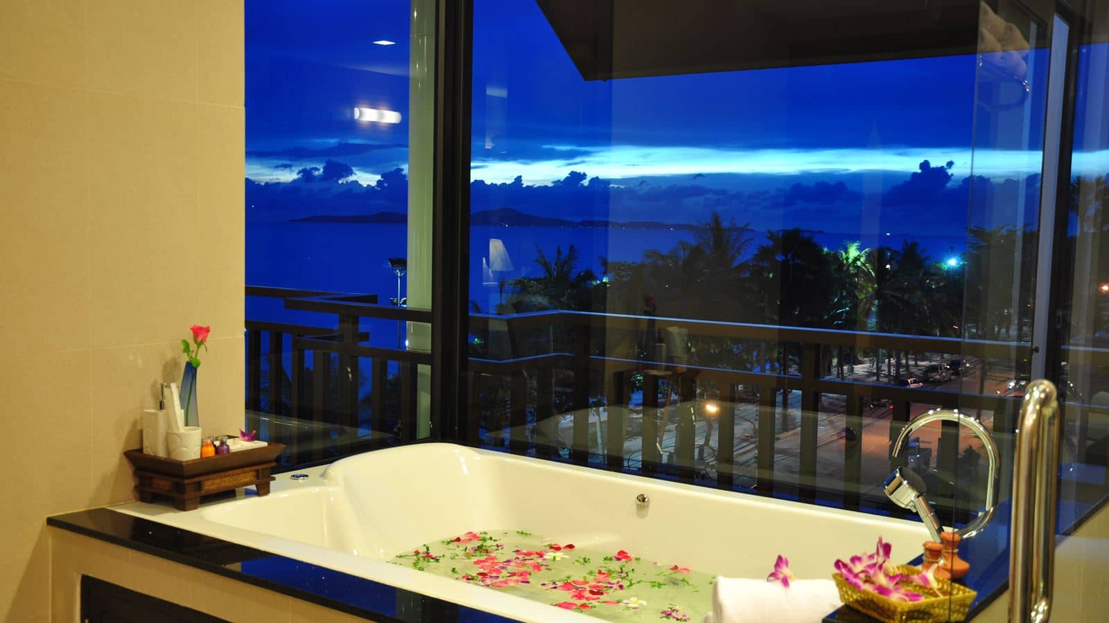 rooms-royal-suite-beach-front