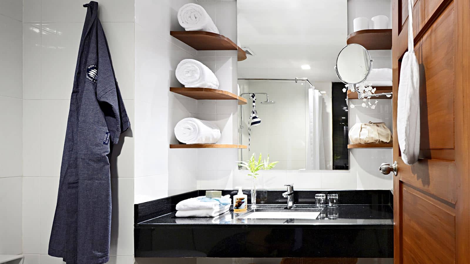 rooms-royal-studio-pool-access