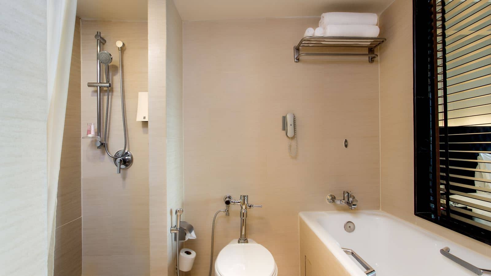 rooms-deluxe-riverview-room