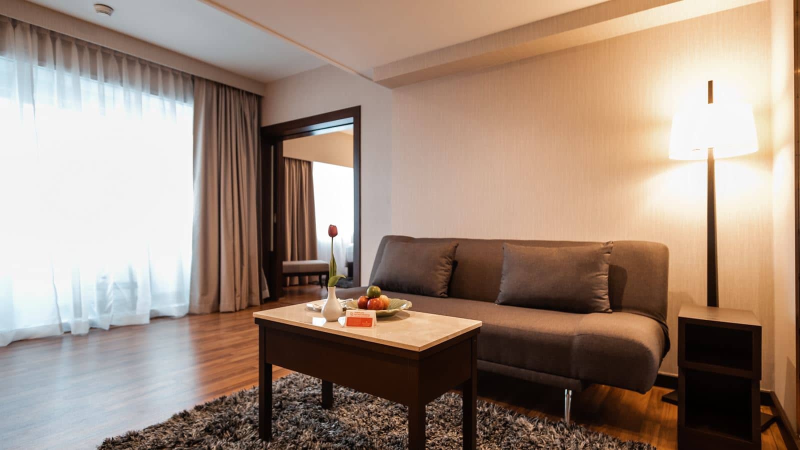 rooms-balcony-suite-riverview-room