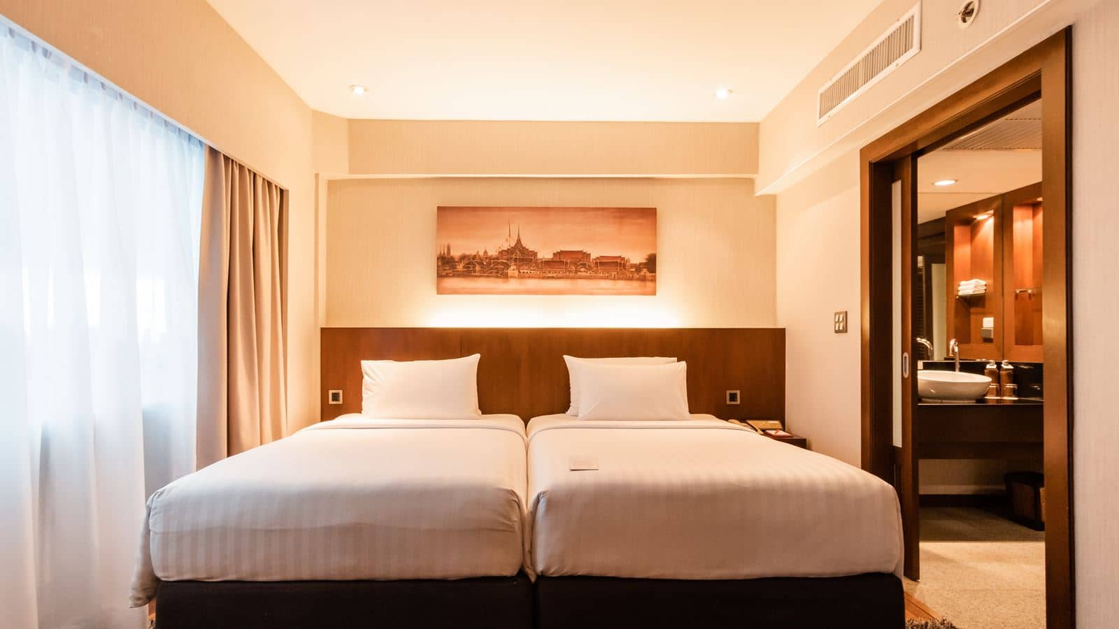 rooms-balcony-suite-riverview-room