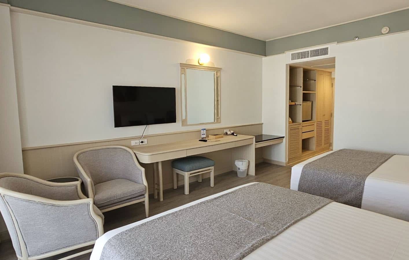 rooms-superior-family-room