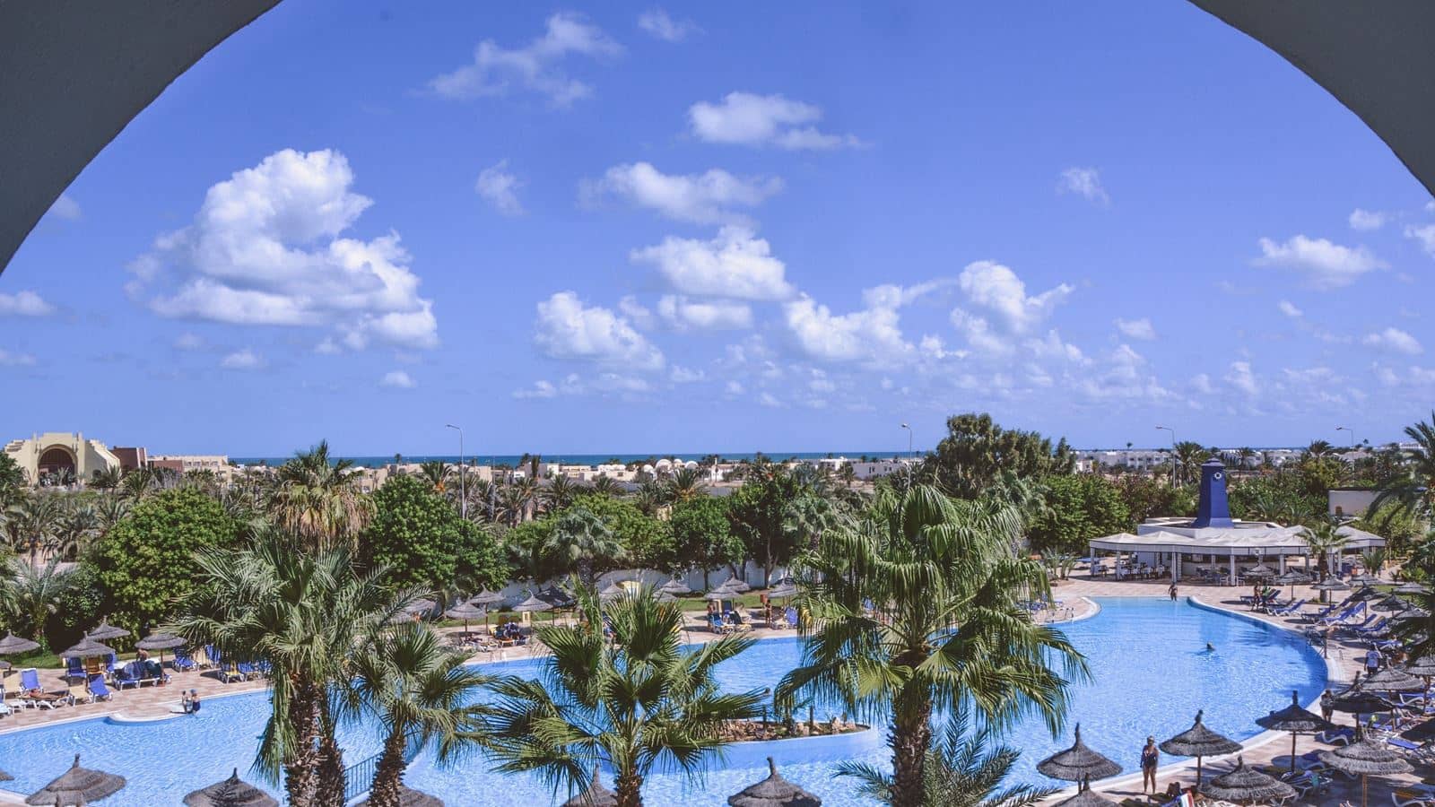 rooms-standard-room-pool-view