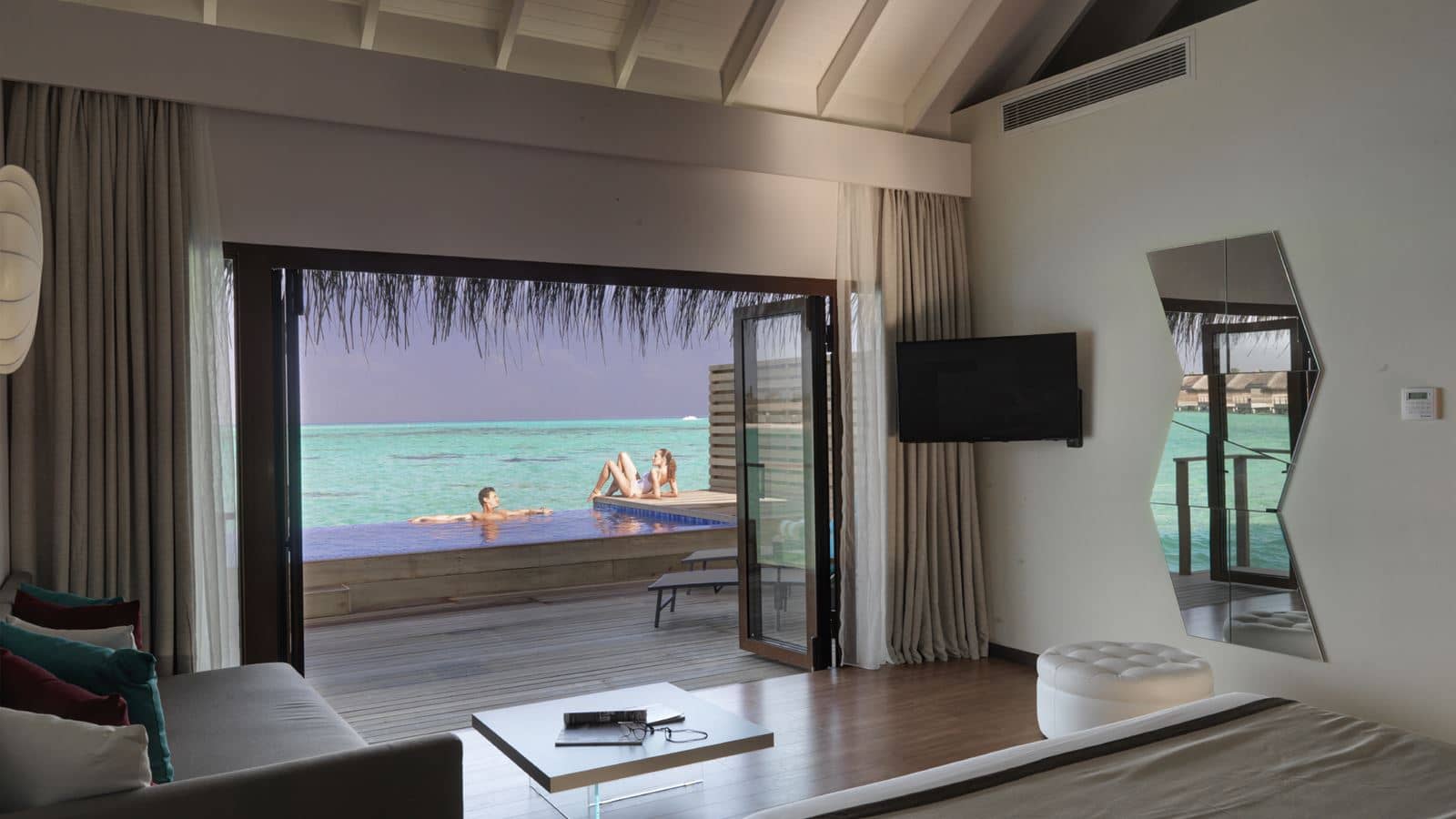 rooms-lagoon-suite-pool