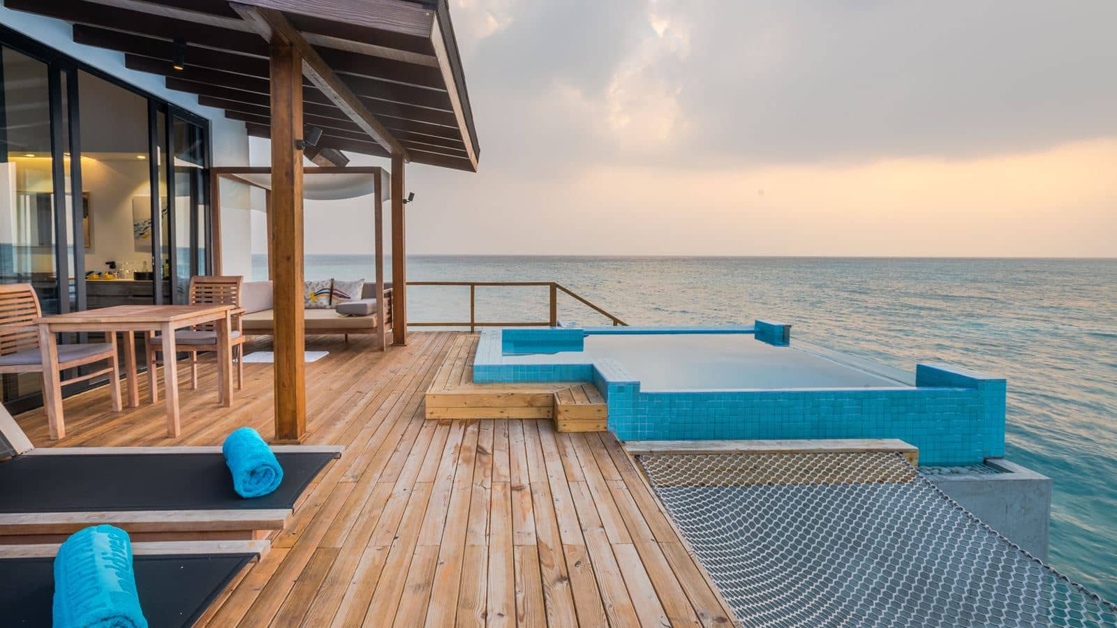 rooms-premium-pool-water-villa