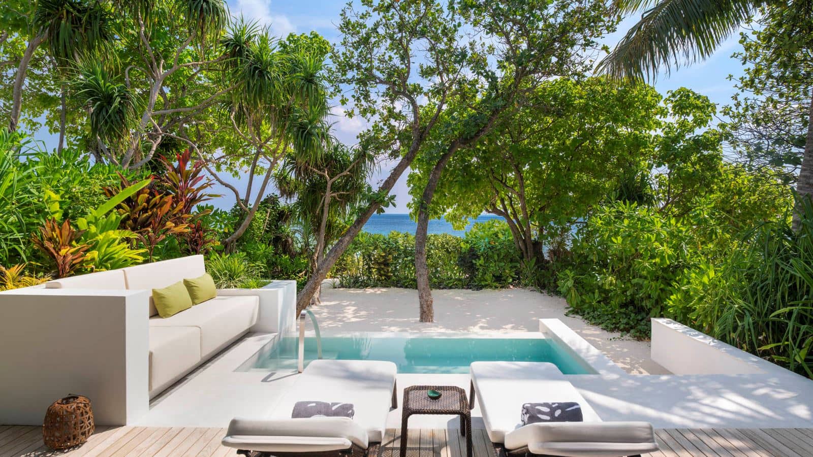 rooms-family-beach-villa-pool
